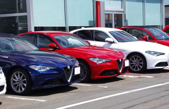 熟練のスタッフがセダンなどの中古車販売を実施 | 兵庫の中古車店・total car support ROAD
